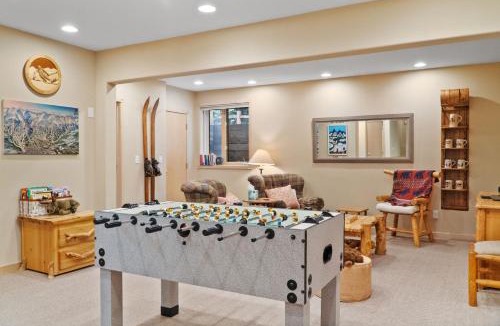 Sunbeam Estates House | Beautiful 7BR Home Walk Everywhere