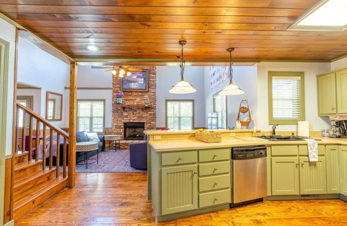 Heber Springs House | Beautiful, Bright Home Steps From Little Red River