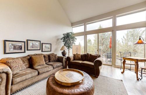 Redmond House | Beautiful Eagle Crest townhouse with stunning views & shared pools & hot tubs