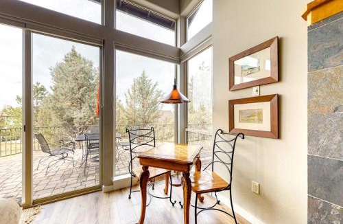 Redmond House | Beautiful Eagle Crest townhouse with stunning views & shared pools & hot tubs