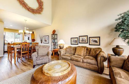 Redmond House | Beautiful Eagle Crest townhouse with stunning views & shared pools & hot tubs