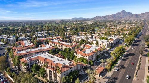 Camelback East House | Beautiful newly remodeled 2-Bdrm Biltmore Condo