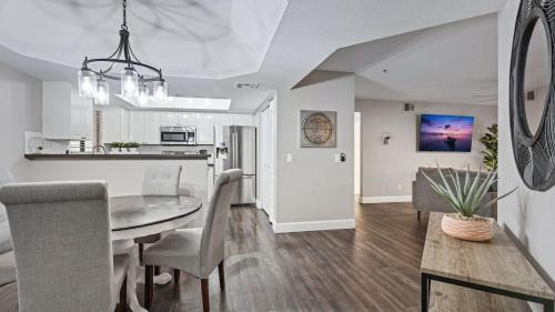 Camelback East House | Beautiful newly remodeled 2-Bdrm Biltmore Condo