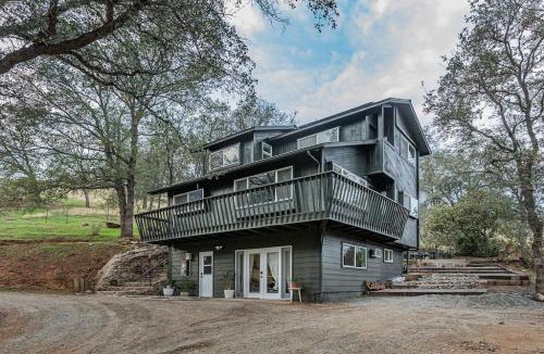 Three Rivers Apartment | Beautiful Sequoia Hideout Modern with Views