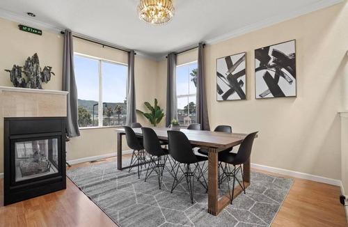 Little Hollywood House | Beautiful Spacious House 2BR/4BR in Silver Terrace