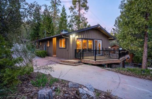 Bass Lake House | Beaver Cabin - Hot Tub - Pet Friendly in The Pines