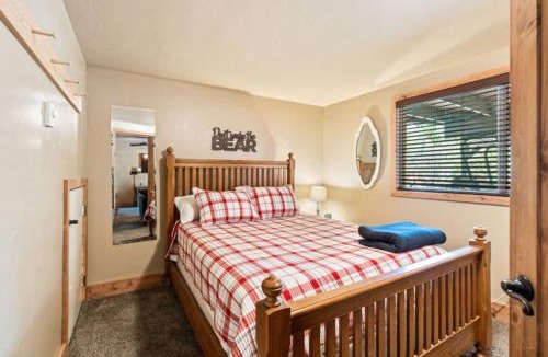 Bass Lake House | Beaver Cabin - Hot Tub - Pet Friendly in The Pines