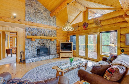 Sunriver House | Bend Getaway with Cozy Fireplace