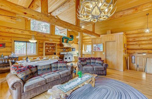 Sunriver House | Bend Getaway with Cozy Fireplace