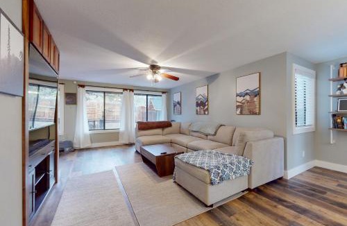 Bend House | Bend Pool & Play Retreat