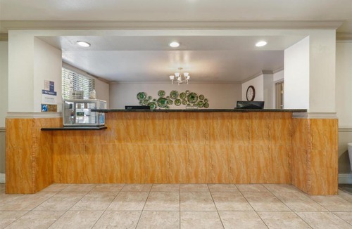 Palmdale Hotel | Best Western Plus John Jay Inn & Suites