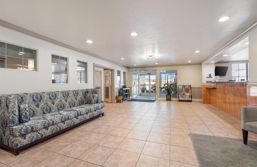 Palmdale Hotel | Best Western Plus John Jay Inn & Suites