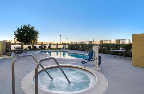 Palmdale Hotel | Best Western Plus John Jay Inn & Suites