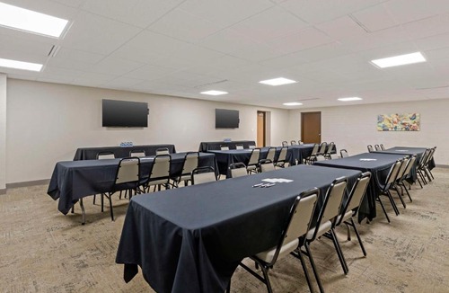 Waterloo Hotel | Best Western Plus Waterloo & Cedar Falls