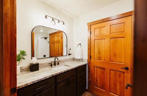 Kalispell Hotel | Big Mountain Suite wIn-unit Washer and Dryer