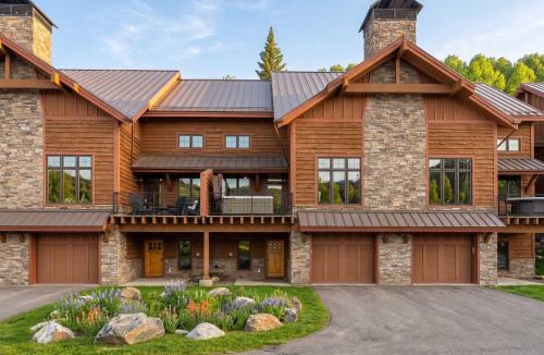 Big Sky House | Big Sky Basecamp - Deck Hot Tub Mtn Views