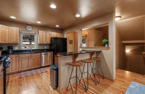Big Sky House | Big Sky Escape - Private Patio & Grill
