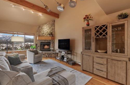Big Sky House | Big Sky Escape - Private Patio & Grill