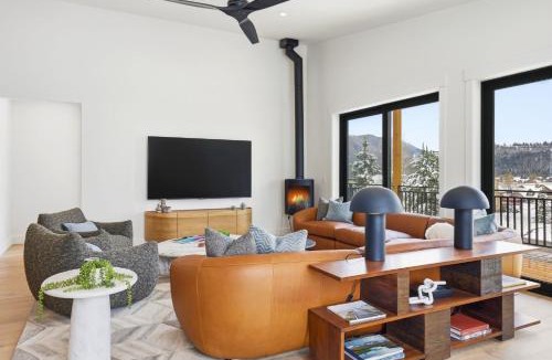 Gallatin Gateway House | Big Sky Sanctuary -Mountain Views & Deck & Trail Access