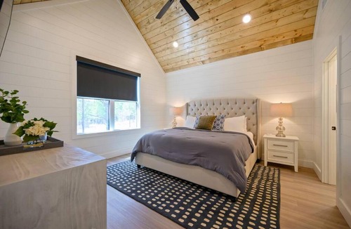 Broken Bow House | Billiard Breezeway - Stunning Detached Gameroom!