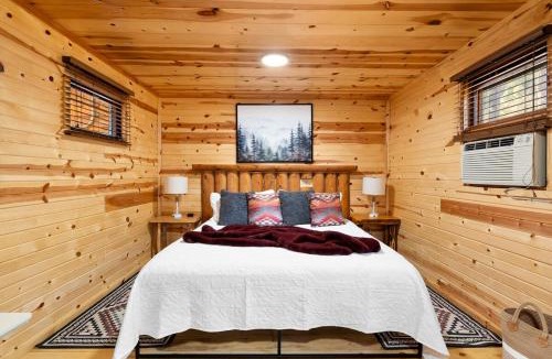 Rapid City House | Bison Trail House- Rustic Cabin Retreat