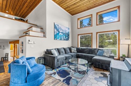 McCall House | Black Fork Lodge - Beautiful log home on 2.5 acres with trailer parking and panoramic views