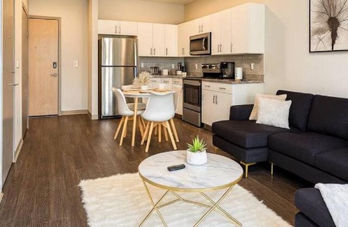 Downtown Des Moines Apartment | Blackbeam Suite