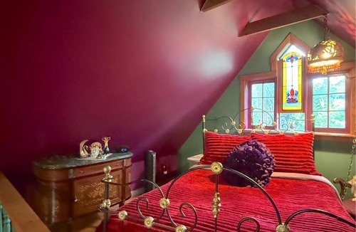 Eureka Springs Historic District House | Blue Crystal Hideaway BnB