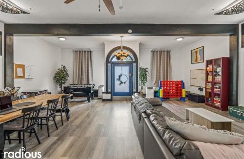 West Allis House | Blue Storefront 2ksqft, Arcade,Pooltable,Foosball