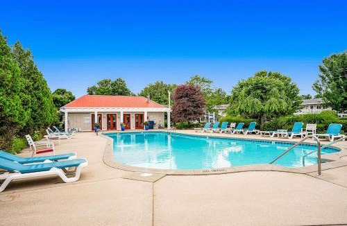 Douglas House | Bluebird Condo
