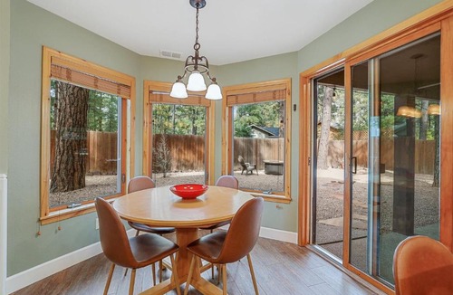 Flagstaff House | Bluebird Song Prime Flagstaff Location Outdoor Retreat with Fenced Yard and Firepit
