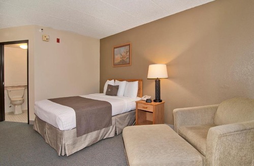 Faribault Hotel | Boarders Inn & Suites by Cobblestone Hotels - Faribault