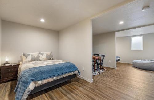 Cascade House | Bogie Bungalow - Walk to lake, bar & restaurant - Near golf course - AC - Fireplace - Pet Ok