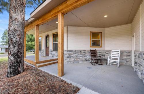 Cascade House | Bogie Bungalow - Walk to lake, bar & restaurant - Near golf course - AC - Fireplace - Pet Ok