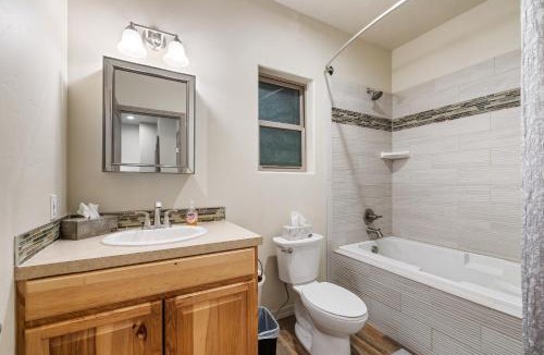 Cascade House | Bogie Bungalow - Walk to lake, bar & restaurant - Near golf course - AC - Fireplace - Pet Ok