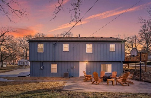 Merriam House | Boho Lounge - Pet Friendly Home Close to I-35 & KC