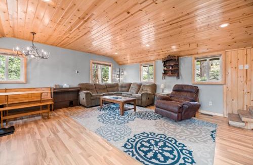 Boulder Bay House | Boulder Bear - Modern mountain home in a desirable area of Big Bear with peek-a-boo lake views