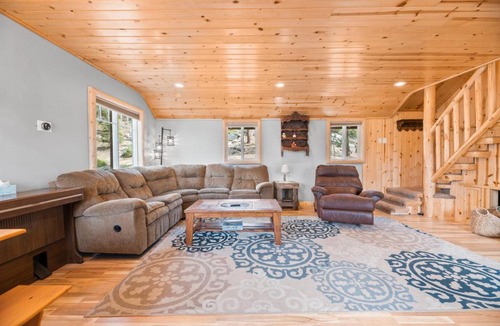 Boulder Bay House | Boulder Bear - Modern mountain home in a desirable area of Big Bear with peek-a-boo lake views