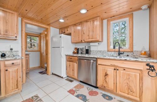 Boulder Bay House | Boulder Bear - Modern mountain home in a desirable area of Big Bear with peek-a-boo lake views