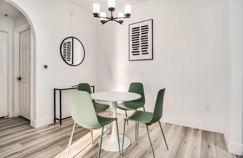 Glendale Sports and Entertainment District Apartment | Boulevard Stays 1BR by Stadium Pool Parking Gym 01