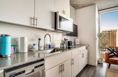 Downtown Phoenix Apartment | Boulevard Stays Downtown Highrise STU Sky Pool Parking Gym 07