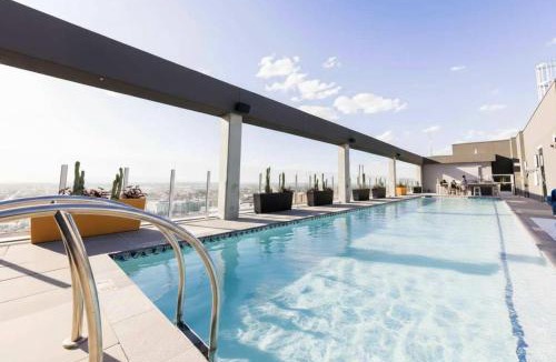 Downtown Phoenix Apartment | Boulevard Stays Highrise STU Sky Pool Parking Gym 18