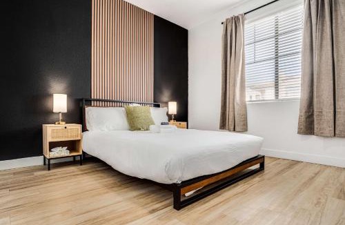 Glendale Sports and Entertainment District Apartment | Boulevard Stays Luxe 2BR by the Stadium Pool Parking Gym 08