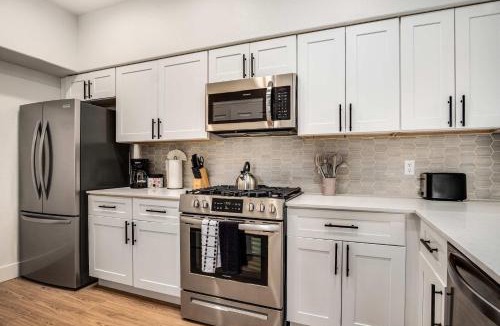 Glendale Sports and Entertainment District Apartment | Boulevard Stays Luxe 2BR by the Stadium Pool Parking Gym 08
