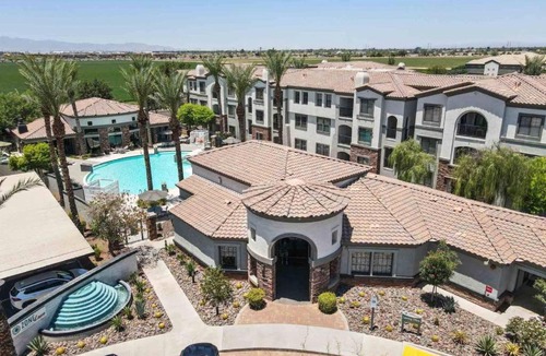 Glendale Sports and Entertainment District Apartment | Boulevard Stays Luxe 2BR by the Stadium Pool Parking Gym 06