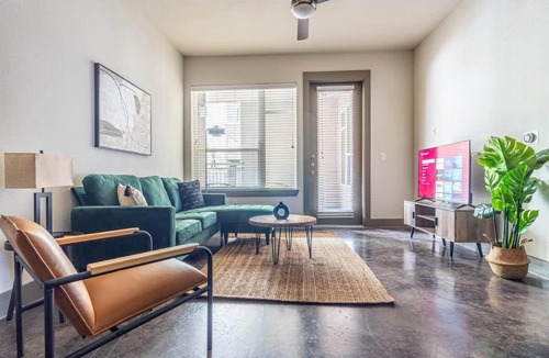 Richardson Apartment | Boulevard Stays Luxurious 2BR King Suite Pool Parking Gym