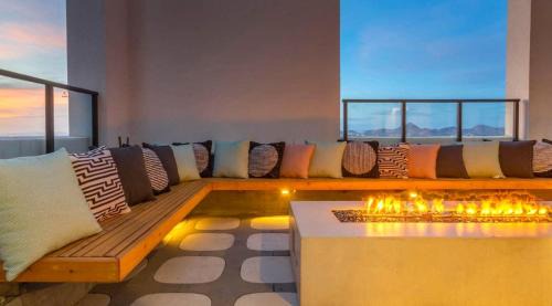 Evans Churchill Apartment | Boulevard Stays Modern Highrise STU Sky Pool Parking Gym 04