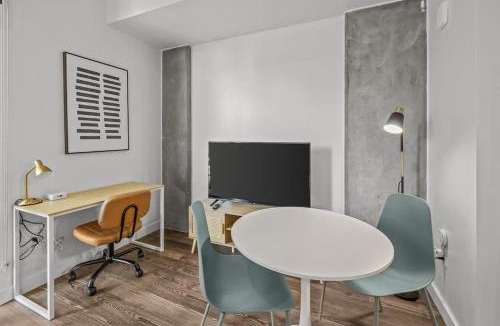Evans Churchill Apartment | Boulevard Stays Modern Highrise STU Sky Pool Parking Gym 04