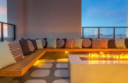 Evans Churchill Apartment | Boulevard Stays Modern Highrise STU Sky Pool Parking Gym 05