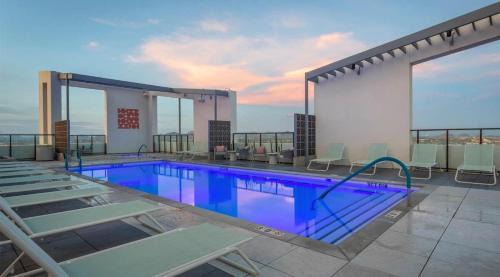 Evans Churchill Apartment | Boulevard Stays Modern Highrise STU Sky Pool Parking Gym 09
